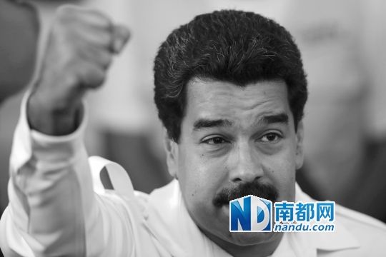 委內(nèi)瑞拉總統(tǒng)馬杜羅向支持者致意。