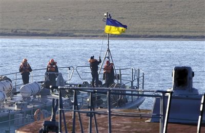 當(dāng)?shù)貢r間2014年3月21日，克里米亞塞瓦斯托波爾，烏克蘭海軍登陸艦。