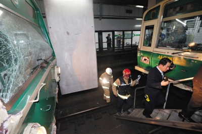 5月2日，韓國首爾，首爾2號(hào)線地鐵去往蠶室方向的一趟列車在上往十里站撞上了一趟?？吭谡緝?nèi)的列車。