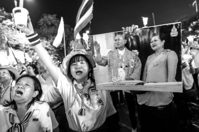 5日，泰國巴蜀府海濱度假勝地華欣，數(shù)萬民眾身穿國王的代表色“黃色”T恤，自發(fā)上街，口喊“國王萬歲”的口號。