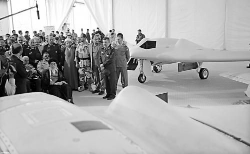 　哈梅內(nèi)伊（中）11日參觀伊朗版RQ-170無人機。