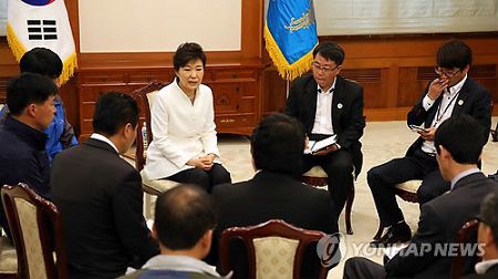 16日下午，樸槿惠接見“世越”號客輪遇難者家屬，并在家屬面前親自道歉。（韓聯(lián)社）