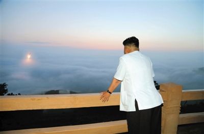 　朝鮮最高領(lǐng)導(dǎo)人金正恩正在觀看導(dǎo)彈發(fā)射。
