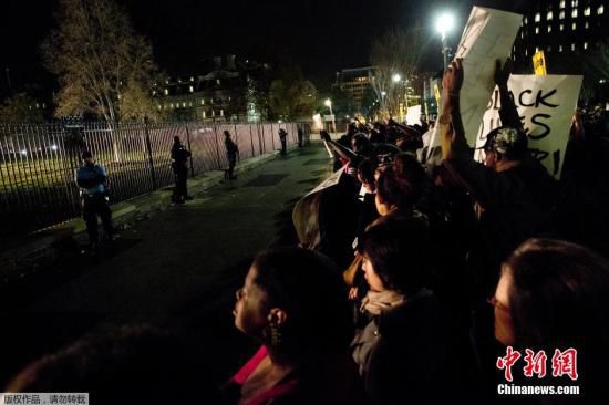 美國白宮前擠滿了抗議槍殺黑人青年的白人警察免遭起訴案件的美國民眾。