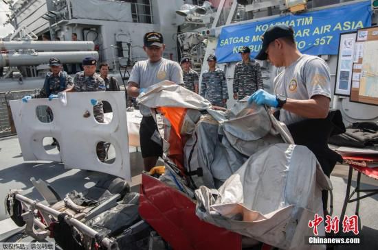 　當?shù)貢r間2015年1月5日，印尼泗水，印尼海軍展示從爪哇海中打撈到的亞航失事客機殘骸與遇難者的遺物