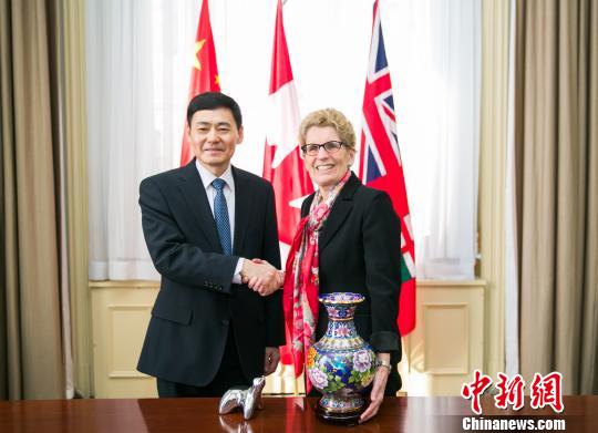 　圖示省長(zhǎng)韋恩（右）與薛冰總領(lǐng)事首度官式會(huì)晤?！“彩?攝