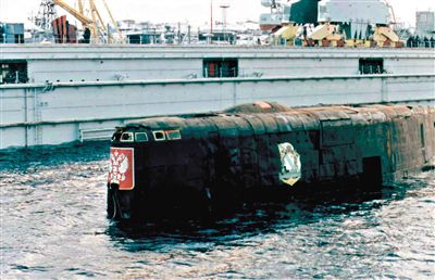 2001年，與失火核潛艇屬于同一級的“庫爾斯克”核潛艇時隔14個月被打撈出海。