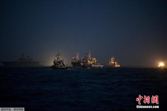 當(dāng)?shù)貢r(shí)間2014年4月24日，搜救人員在全羅南道珍島郡海域24小時(shí)不分晝夜的搜尋沉船事故失蹤者。