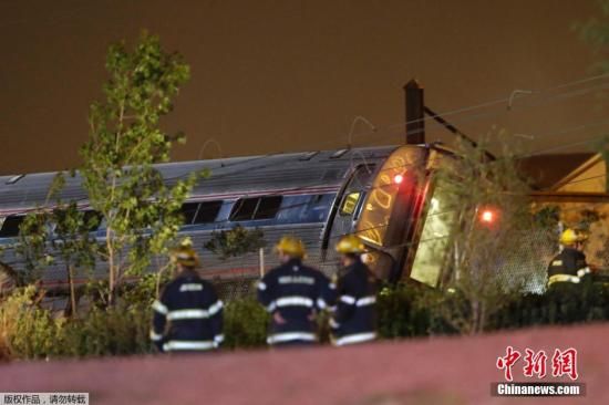 當(dāng)?shù)貢r間5月12日晚，一列美國鐵路公司的火車在費城弗蘭克福段脫軌，導(dǎo)致至少50人受傷。