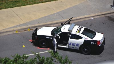 被槍手擊中的警車。新華社發(fā)