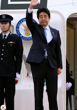 安倍在機場告別，面色凝重