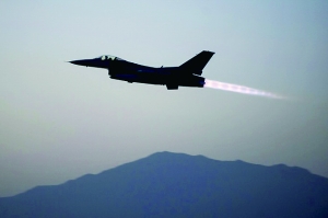 美國軍方19日證實(shí)，一架美軍F-16戰(zhàn)斗機(jī)上周在阿富汗東部遭到地面火力攻擊，受損嚴(yán)重，不得不拋掉兩個(gè)油箱以及多件武器彈藥才勉強(qiáng)返航。事發(fā)區(qū)域主要受塔利班控制。過去，塔利班武裝組織曾經(jīng)數(shù)次使用小型火力擊落美軍直升機(jī)，但從未擊中能在高空超音速飛行的F-16戰(zhàn)斗機(jī)。
