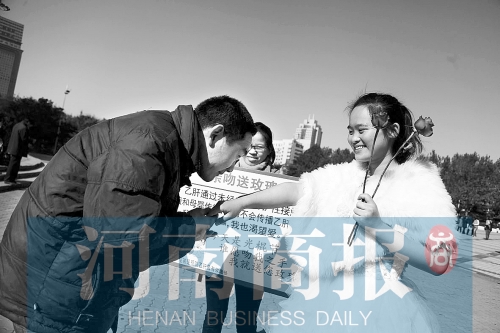 　一名男士上前，準(zhǔn)備親吻女孩的手