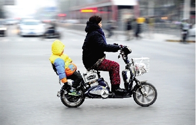 昨日下午，隴海西路桐柏路口，紅燈亮起的瞬間一輛電動(dòng)車(chē)闖過(guò)路口。