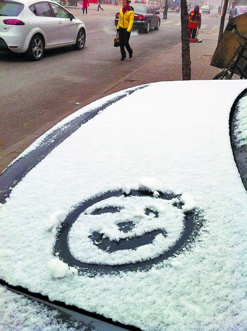 一月十五日上午，有汽車披著一身的雪裝，從經(jīng)開區(qū)回到市區(qū)。