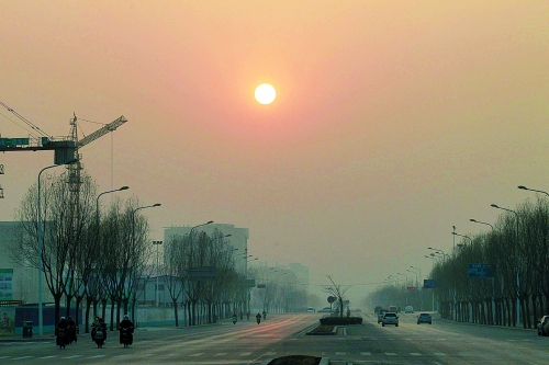 昨日天空放晴，雖然天還不是那么藍，但也給大家?guī)砗眯那椤? complete=