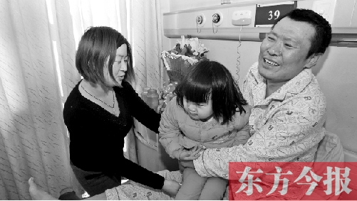 李剛患骨肉瘤急需手術，最放心不下的就是他的妻子、女兒