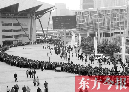 3月2日，在鄭州國(guó)際會(huì)展中心，河南省春季人才招聘會(huì)舉行，六萬(wàn)五千名求職者扎堆求職