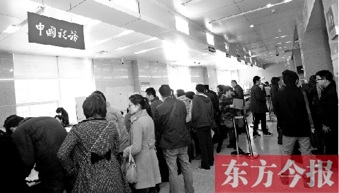 　昨天，在鄭州市房管局辦稅柜臺(tái)，迎來(lái)絡(luò)繹不絕辦理業(yè)務(wù)的市民