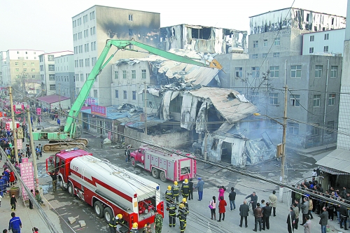 風(fēng)助火勢，6座相鄰的居民樓加建的板房樓陸續(xù)被大火引燃。