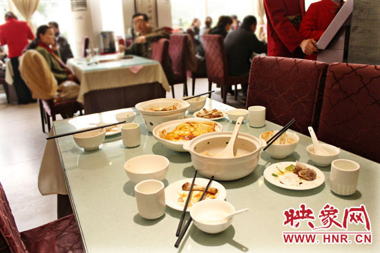 3月22日，阿五美食英協(xié)路店幾位顧客用完餐后，盤子里的食物所剩無幾。