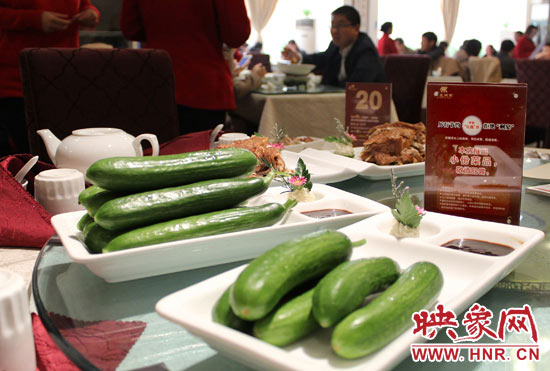 3月22日，阿五美食英協(xié)路店的服務(wù)員為我們展示大份菜品和小份菜品