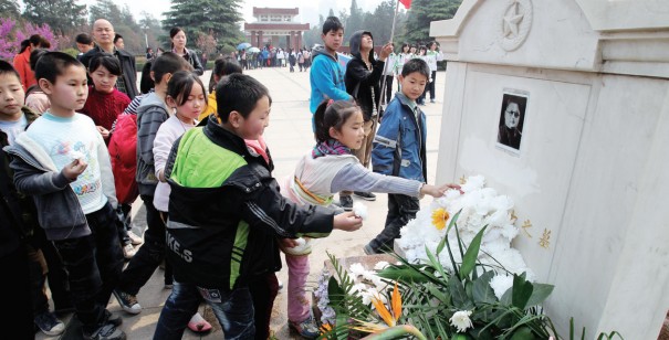 昨天上午，來鄭州市烈士陵園祭掃的小學(xué)生將百花擺放在吉鴻昌烈士墓前