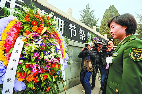 　　4月4日,我國首位女航天員劉洋來到林州市烈士陵園。在烈士紀(jì)念碑前,劉洋和眾人一起列隊(duì)肅立默哀致敬
