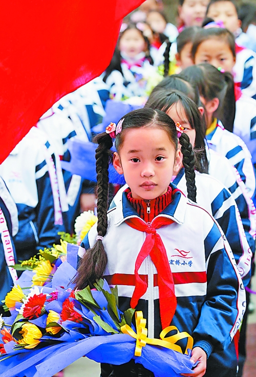 　4月4日,許多小學(xué)生來到新縣鄂豫皖革命烈士紀(jì)念館為烈士掃墓。記者　王天定　攝