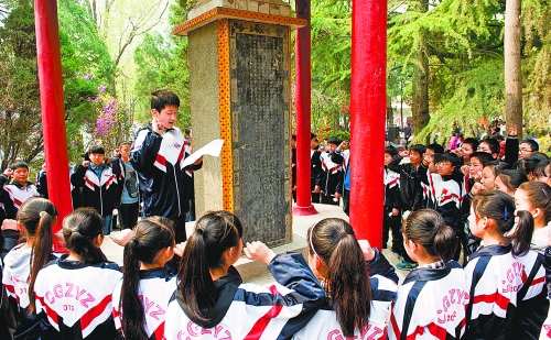 　　4月3日,宜陽縣1000余名師生通過獻(xiàn)花、宣誓、掃墓、讀祭文等形式緬懷革命先烈。 田義偉 攝