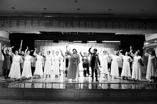 昨日，鄭州人民醫(yī)院舉辦了一臺(tái)特殊的晚會(huì)，表演的和看表演的大都是癌癥患者 河南商報(bào)記者 王春勝/攝　