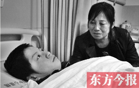 15歲的兒子被毆打成重傷，巨額醫(yī)療費成了曲新苗女士難以跨越的坎兒