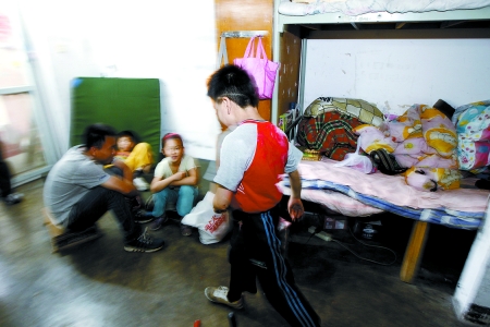 孩子們住在這里，沒(méi)有上學(xué)，大部分時(shí)間是練功，出去表演
