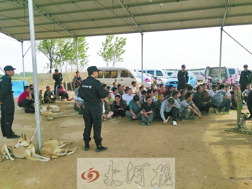 民警突襲賭場(chǎng)，64名涉案人員全部落網(wǎng)。