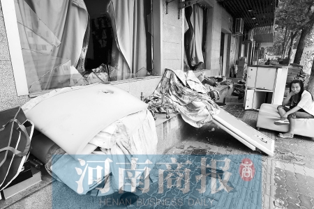 　多間臨街商鋪夜間被砸，店里的沙發(fā)、貨品等被搬到了戶外  侯建勛/攝