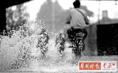 航海路鐵路立交橋下，一個(gè)窨井冒出半米多高的“噴泉” 鄭州晚報(bào)記者 馬健 圖