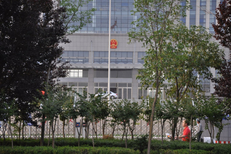 　　圖為魏都區(qū)政府門前的國徽和隱約的“為人民服務”字樣。來源：光明網