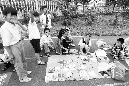 小學(xué)生當(dāng)?shù)財(cái)偫习?，擺起攤來也很專業(yè)