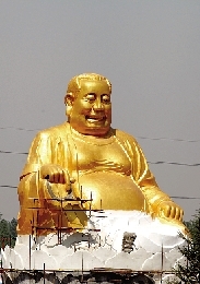 　4月25日，洛陽龍華歡樂園，網(wǎng)上引起熱議的“大背頭彌勒佛”。
