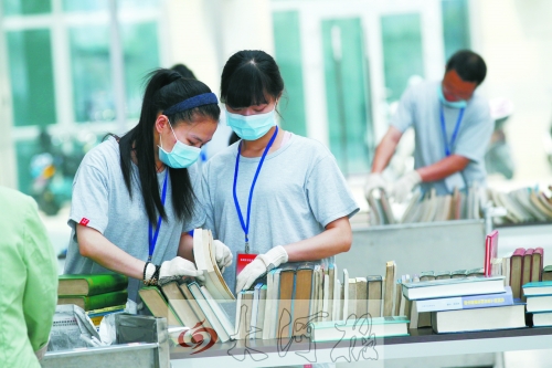 工作人員正在忙著整理書籍,逐一登記、歸類。