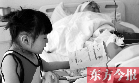 　昨天上午，鄭州市骨科醫(yī)院病房內(nèi)，李剛躺在病床上，女兒嘟嘟在安靜地看書