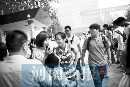 考場(chǎng)外，家長(zhǎng)用溫暖的笑容迎接孩子