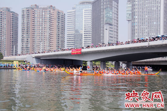 6月11日，2013中華軒轅龍舟大賽，在鄭州東區(qū)的如意湖舉行。