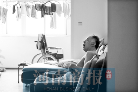 金老先生因偏癱生活不能自理，鄰居說，平時經(jīng)?？吹阶o(hù)工和老人的弟弟前來照顧 實(shí)習(xí)生 唐韜/攝