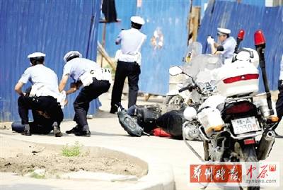 　一名歹徒被抓獲，另一名歹徒持槍劫持了一名門衛(wèi)。