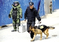 排爆專家、警犬在現(xiàn)場待命。