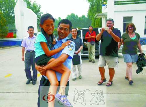 黨心松一行人剛下車，楊衛(wèi)軍就一把抱起了她，流露出幸福的笑容，不遠(yuǎn)處史蒂夫拍照銘記這一刻。