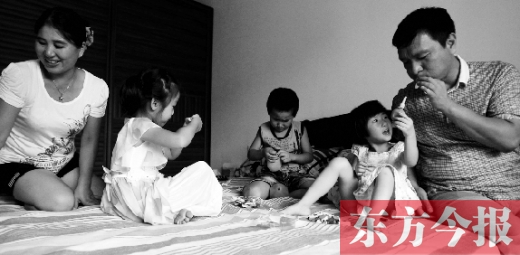 昨日，鄭州市民蔣先生的家中，一家人陪著妞妞（右二）玩耍
