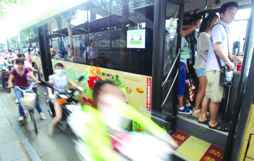 　　7月12日，鄭州市花園路，下班高峰期。