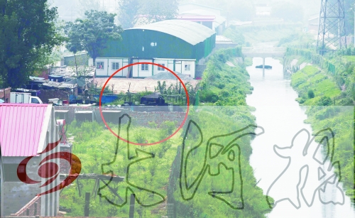 　彩虹橋西南側有一個大型地溝油加工窩點，廢水流入旁邊的排水渠。